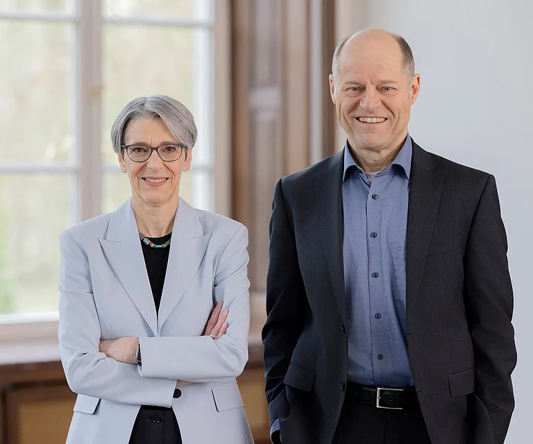 Gesco Vorstand Andrea Holzbaur und Johannes Pfeffer stehen nebeneinander