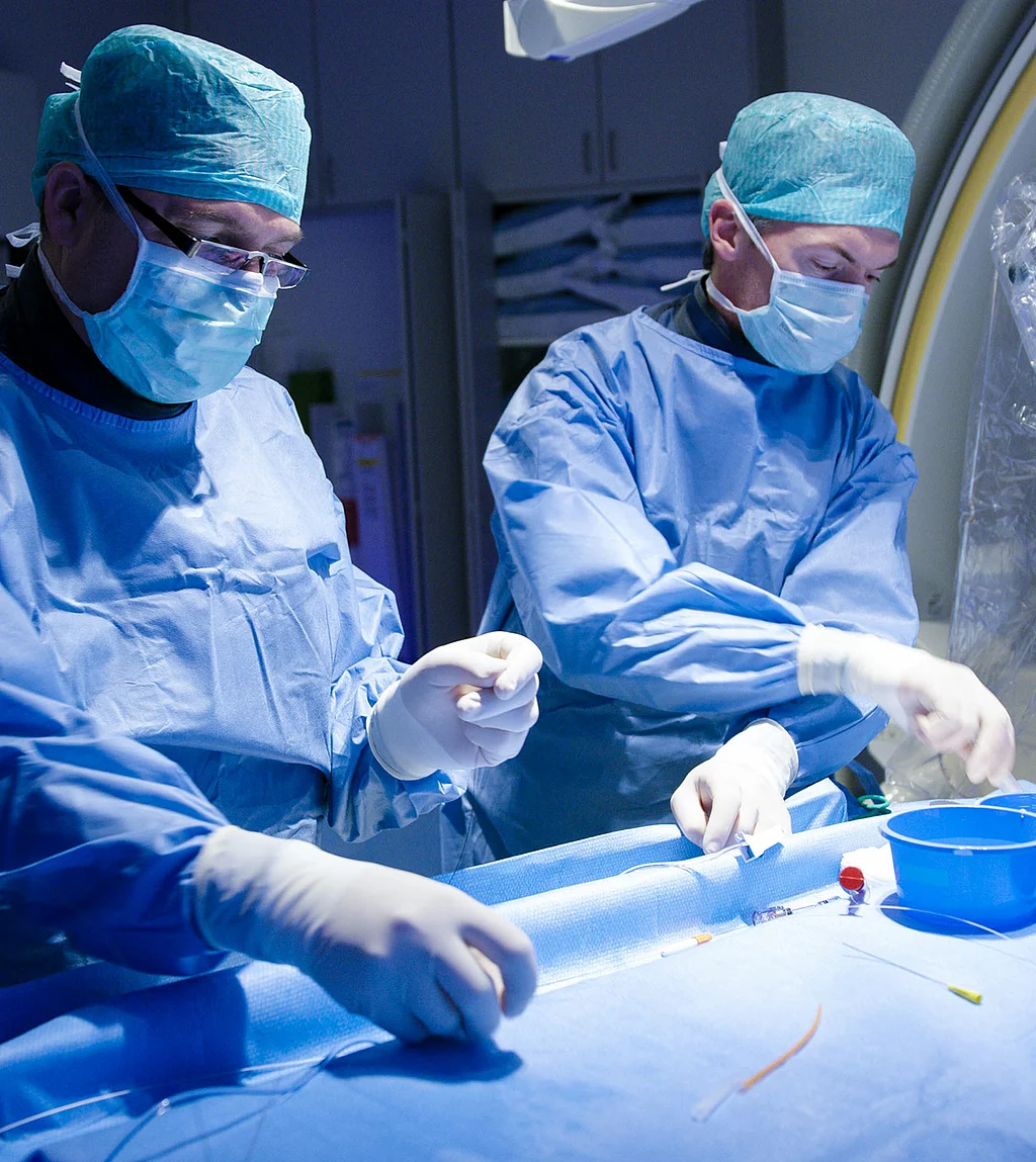 Gesco: Foto: Zwei Ärzte arbeiten im OP