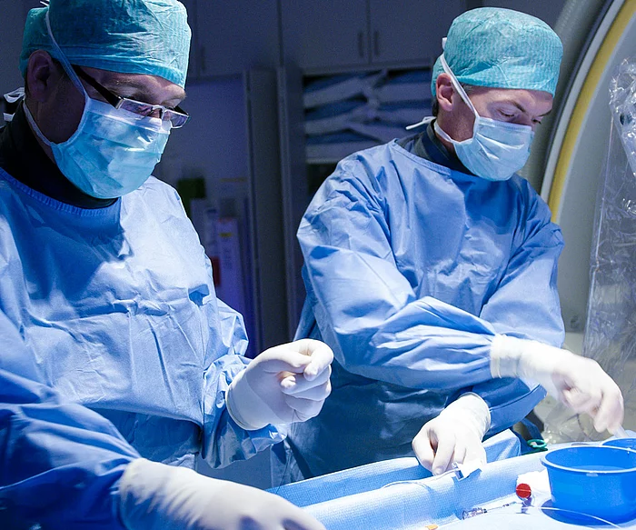 Gesco: Foto: Zwei Ärzte arbeiten im OP