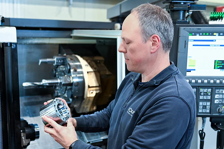 Gesco Mitarbeiter prüft eine Maschine