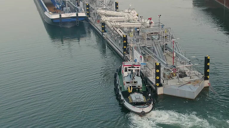 Gesco: Foto: Nahaufnahme des Transports des kompletten Schifsanleger auf dem Rhein