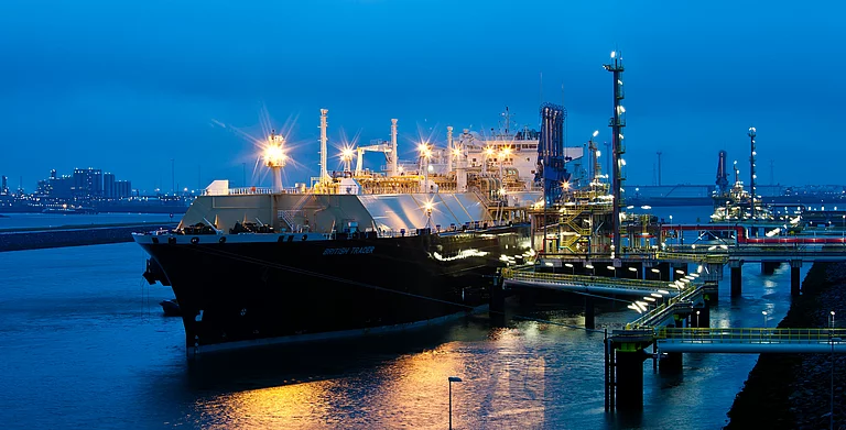 Gesco: Foto: Schiff auf dem Rhein bei Dämmerung