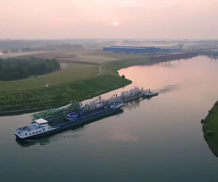 Gesco: Photo: Two ships manoeuvre a complete jetty on the Rhine